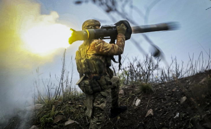 Ukrán katona páncéltörővel tüzel a kelet-ukrajnai Donyecki területen az Ukrajna elleni orosz háborúban 2022. november 17-én. Fotó: MTI/AP/Roman Csop