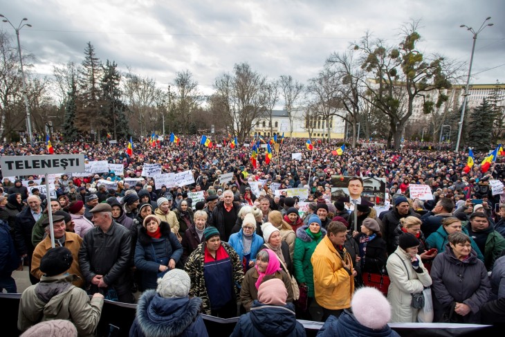 Kormányellenes tüntetők Kisinyovban, Moldova fővárosában 2023. február 19-én. Fotó: EPA/DUMITRU DORU
