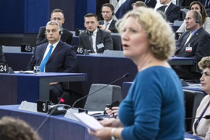 Közel 6 milliárdot költhet a kormány a Sargentini-ellenes reklámkampányra