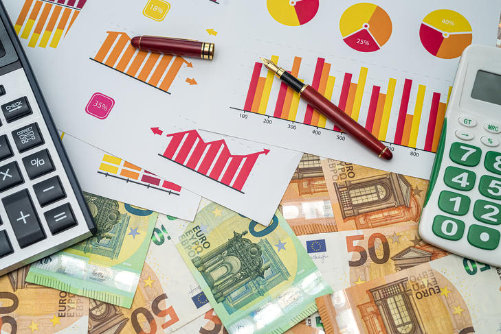 Ezért esett a forint már megint, 4999,9-nél állt meg az egyik legfontosabb indikátor