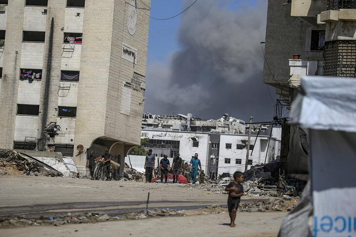 Füst gomolyog egy izraeli légicsapás után Gázában 2025. szeptember 28-án