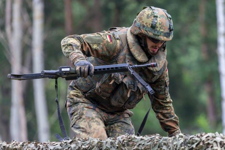 Német katona gyakorol egy kiképzőpályán. Hamarosan többen lesznek? 