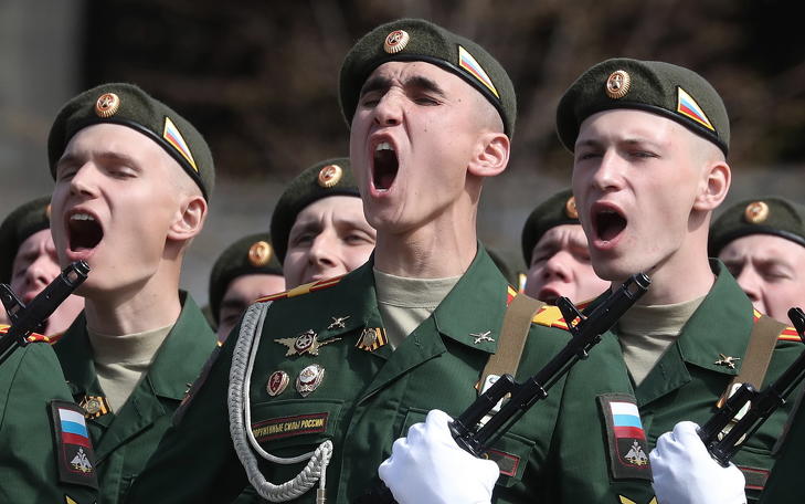 Kevesen ilyen lelkesek - orosz katonák a győzelem napi díszszemlére próbálnak a moszkvai Vörös téren 2022. május 7-én. Oroszországban május 9-én ünneplik a náci Németország felett a II. világháborúban aratott győzelem 77. évfordulóját. Fotó: MTI/EPA/Makszim Sipenkov 
