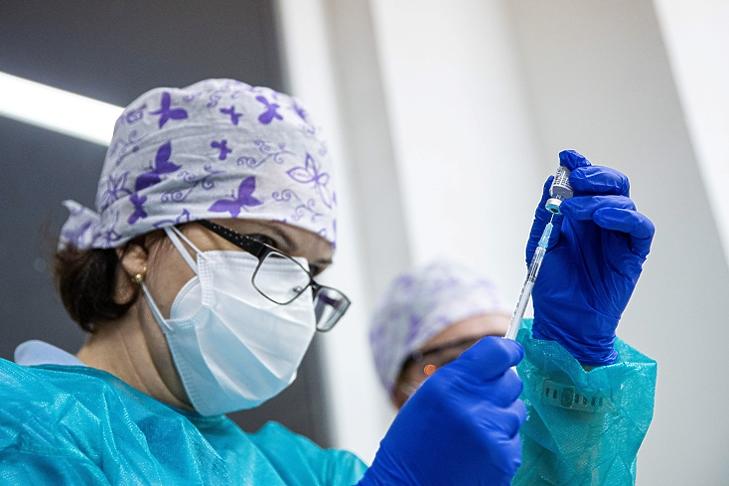 Egy egészségügyi dolgozó készít elő egy Pfizer-BioNTech vakcinát egy nyitrai kórházban 2020. december 26-án. (EPA)