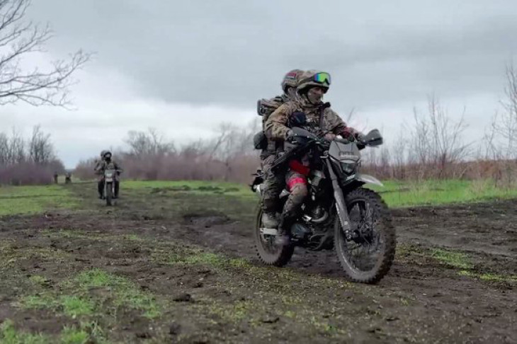 Orosz katonák motorbiciklivel tartanak a frontvonal felé - mindkét irányba halálos az új taktika?