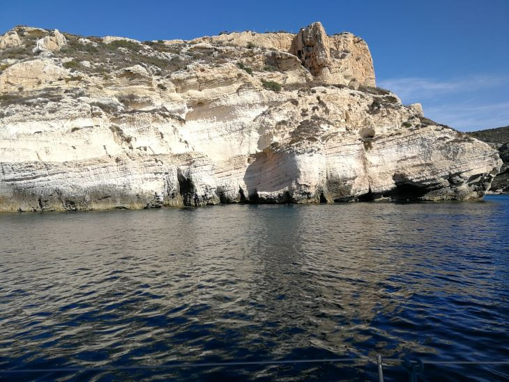 A leomló sziklák egyike Cagliari közelében, az öbölben