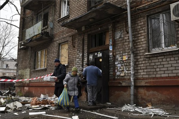 Egy éjszakai orosz rakétatámadásban megrongálódott házból költöznek ki lakók a délkelet-ukrajnai Zaporizzsjában 2023. január 16-án. Fotó: MTI/AP/Andrij Andrijenko