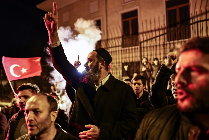 Tüntetők az isztambuli svéd konzulátus épülete előtt 2023. január 22-én. A tiltakozók felszólitották a török kormányt, hogy azonnal szakítsa meg minden kapcsolatát Svédországgal, miután előző nap Rasmus Paludan, a Kemény Vonal nevű dán radikális jobboldali párt vezetője, aki svéd állampolgár is egyben, elégette a Korán egy példányát egy Ankara-ellenes tüntetésen Stockholmban. Ez tovább növelte a két ország közötti feszültséget, miközben Svédországnak szüksége van a török jóváhagyásra NATO-csatlakozásához. Fotó: MTI/EPA/Sedat Suna 