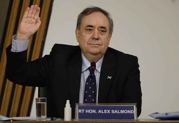 Új pártot indít a volt skót miniszterelnök - fő céljai egyeznek a skót kormánypártéval. A gond az, hogy ez a fotó Alex Salmondról a skót parlament vizsgálóbizottsága előtt az ellene zajló zaklatási perrel kapcsolatos meghallgatáson készült 2021. február 26-án. A Skót Nemzeti Párt egykori vezetőjét 10 nő ellen elkövetett szexuális zaklatással vádolják, míg Salmond szerint politikai lejárató kampány folyik ellene. MTI/EPA/Skót parlament/Andrew Cowan