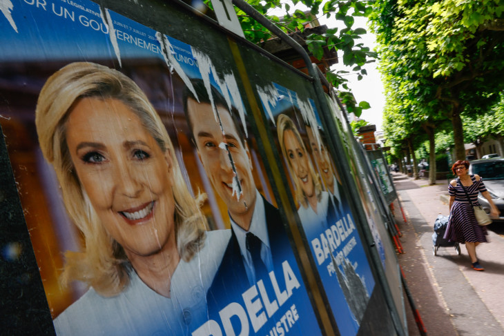 Marine Le Pen és  Jordan Bardella, a Nemzeti Tömörülés vezetője egy választási plakáton Malakoffban Párizs környékén