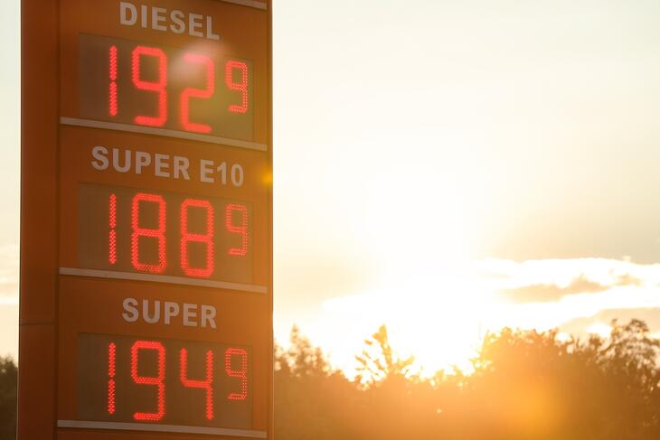 Mi folyik itt? Keddtől megint nagyobbat változnak az árak a benzinkutakon