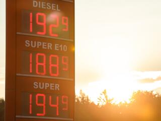 Mi folyik itt? Keddtől megint nagyobbat változnak az árak a benzinkutakon