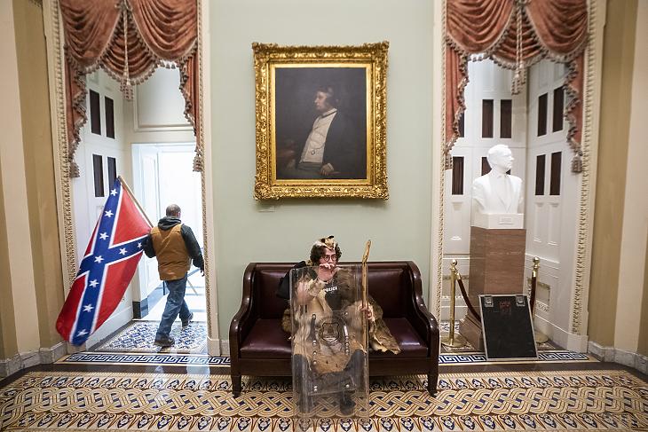 Donald Trump republikánus párti amerikai elnök tüntető támogatóinak egy csoportja a szenátusi ülésterem ajtaja előtt, miután betörtek az amerikai törvényhozás washingtoni épületébe, a Capitoliumba 2021. január 6-án. (Fotó: MTI/EPA/Jim Lo Scalzo)