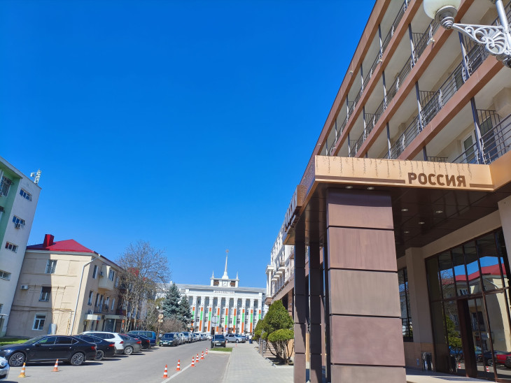 Közigazgagási épület a Hotel Rosszija mellett