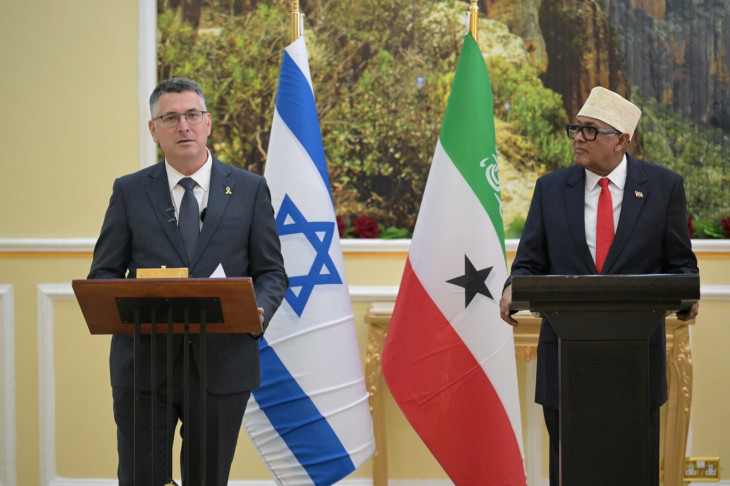 Gideon Szaár izraeli külügyminiszter Szomáliföld elnökével, Abdirahman Mohamed Abdullahival