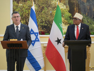 Gideon Szaár izraeli külügyminiszter Szomáliföld elnökével, Abdirahman Mohamed Abdullahival