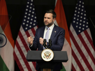 J. D. Vance amerikai alelnök beszél a dzsaipuri Rajasthan Konferenciaközpontban 2025. április 22-én. Vance négynapos hivatalos látogatáson tartózkodik Indiában. 