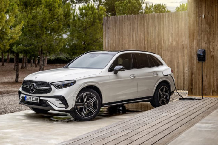 Egy Mercedes GLE éppen töltőn - a valóságban ez nem fordul elő elégszer