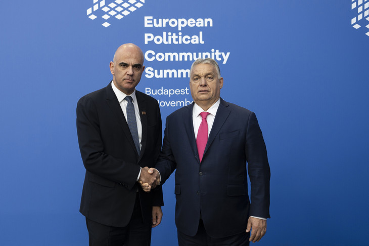 Orbán Viktor miniszterelnök fogadja Alain Berset, az Európa Tanács főtitkárát az Európai Politikai Közösség (EPC) budapesti tanácskozásán a Puskás Arénában 2024. november 7-én - a svájci politikus nem minden szava csenghetett kedvesen magyar vendéglátója számára