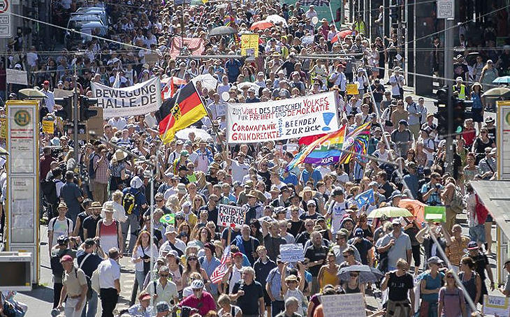A koronavírus miatt hozott korlátozások elleni tüntetés Berlinben - még itt is feltűnnek a szivárványos zászlók (MTI/AP/Markus Schreiber)