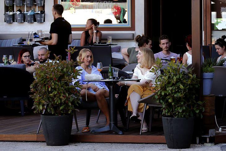 Turisták egy kávézóban az opatijai Riviérán 2020. július elsején. EPA/ANTONIO BAT