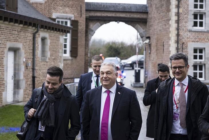 Orbán Viktor miniszterelnök az EU-tagországok vezetőinek informális találkozójára érkezik az Alden Biesen-kastélyba a belgiumi Bilzenben 2026. február 12-én. Mellette Máté János, a Miniszterelnöki Programirodát vezető államtitkár (és Ódor Bálint, Magyarország Európai Unió melletti Állandó Képviseletének vezetője