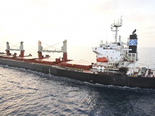 Az indiai haditengerészet által közzétett felvétel a Marshall-szigetek zászlaja alatt hajózó Genco Picardy teherhajó megperzselődött oldaláról az Ádeni-öbölben 2024. január 18-án. Az előző napon jemeni húszi lázadók által indított, robbanószert hordozó drón csapódott a teherhajónak Áden jemeni kikötővárostól mintegy 110 kilométerre, délkeletre. A kalóztámadások ellen a térségben járőröző Viszakhapatnam indiai rakétaromboló a dróntámadást követő segélyhívásra reagálva a teherhajó segítségére sietett.
Fotó: MTI/AP/Indiai haditengerészet 