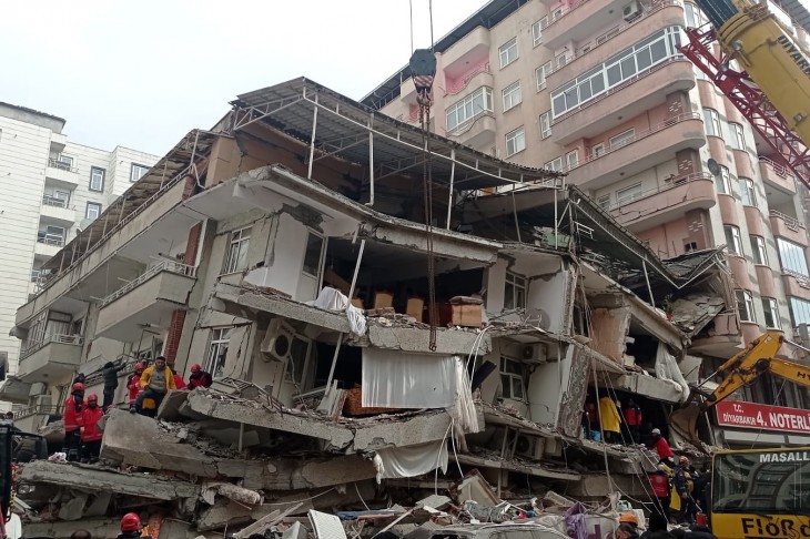 Félig összedőlt lakóház a délkelet-törökországi Diyarbakirban 2023. február 6-án. Fotó: EPA/DENIZ TEKIN