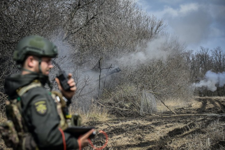 Ukrán katonák egy Gvozgyika önjáró tarackkal lőnek a donyecki régióban fekvő, ostromgyűrűben lévő Bahmutban 2023. április 7-én. Fotó: MTI/EPA/Oleh Petraszjuk