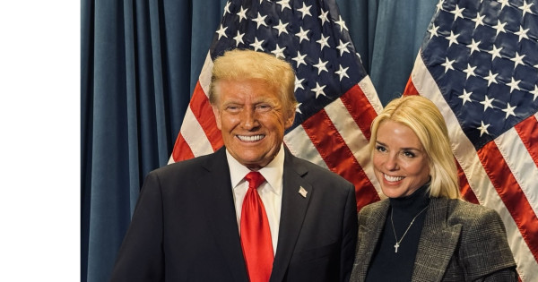 Donald Trump és Pam Bondi együtt mosolyognak