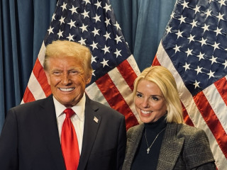 Donald Trump és Pam Bondi együtt mosolyognak