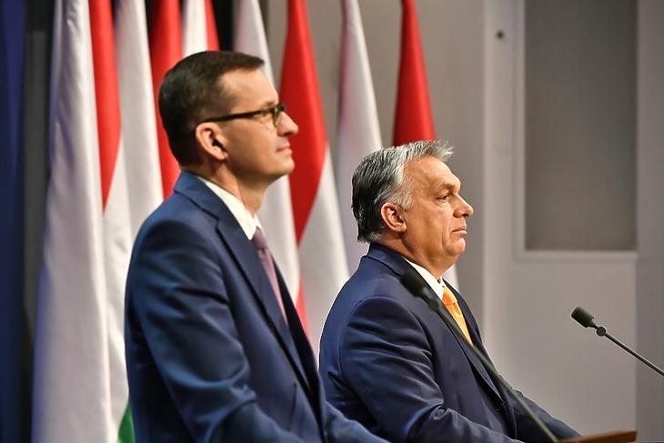 Mateusz Morawiecki lengyel kormányfő és Orbán Viktor közös sajtótájékoztatójukon Budapesten 2020. november 26-án. EPA/Andrzej Lange POLAND OUT 