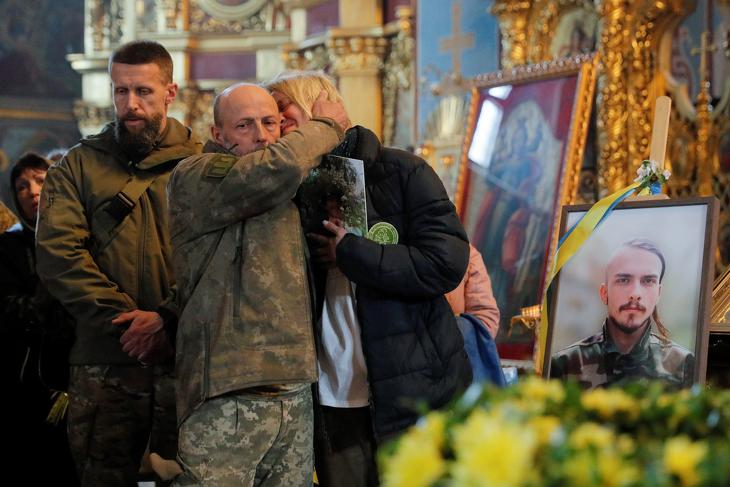 Ha megindul az ukrán offenzíva, sok újabb ilyen kép készül majd. Megéri? Danilo Deniszevicset gyászolják szülei Kijevben 2023. május 9-én. A 21 éves fiatal, aki civil életében filmeket készített, a Bahmutnál folyó harcokban vesztette életét. Fotó: EPA/SERGEY DOLZHENKO 