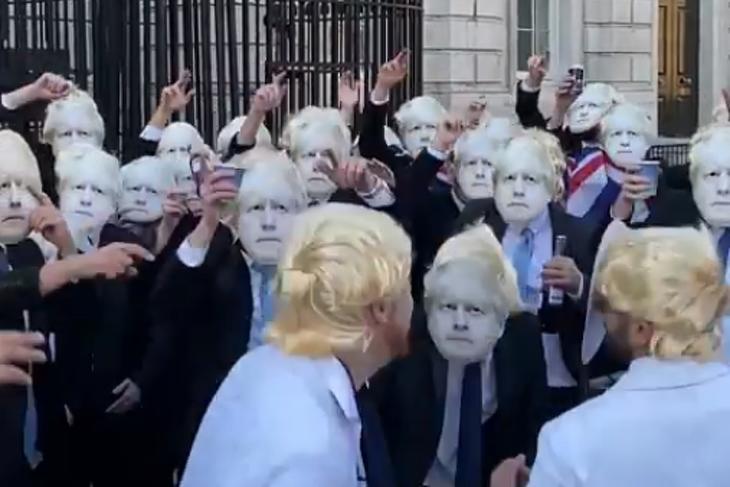 A nap videója: bődületes parti volt Boris Johnson hivatala előtt