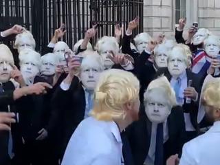 A nap videója: bődületes parti volt Boris Johnson hivatala előtt