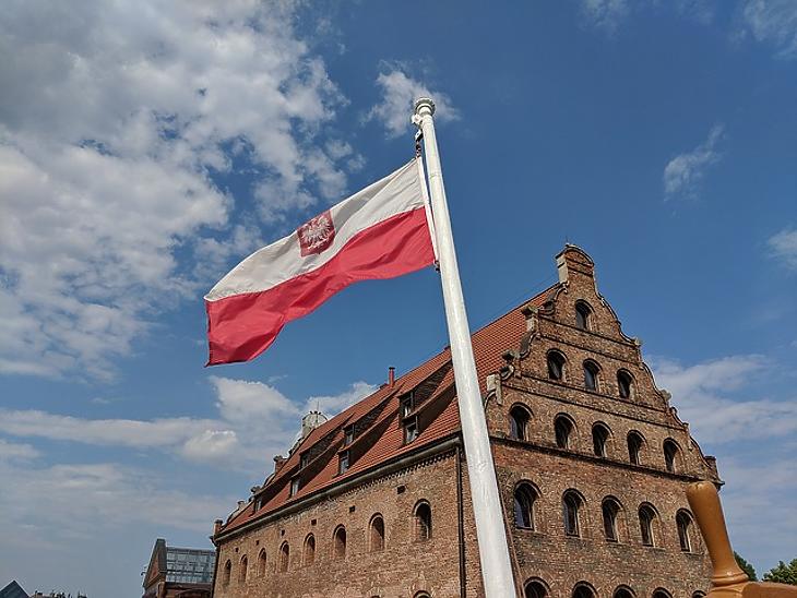Lengyel barátaink is bezárkóznak
