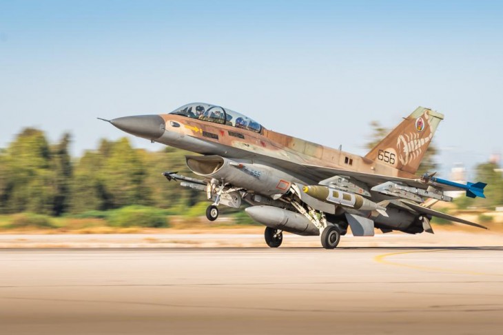 Az izraeli légierő egy F-16-os gépe egy 2021-es bevetésre indulva.  (Képünk illusztráció, jelenleg nem tudjuk, pontosan honnan indított és milyen eszköz okozta a tragédiát. )Fotó: Wikimedia