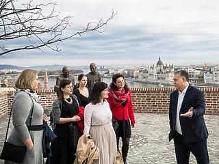 A nap képe: nem akármilyen nőkkel ünnepelt Orbán Viktor