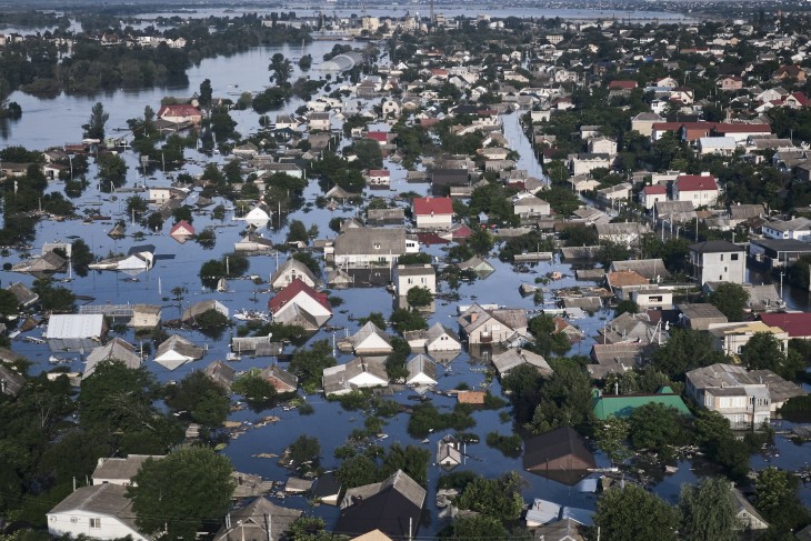 Gátrobbantás okozta árvíz Herszonban 2023. június 7-én, egy nappal a Nova Kahovka-i víztározó gátján történt robbanás után. Szép új, orosz világ? Fotó: MTI/AP/Libkos 