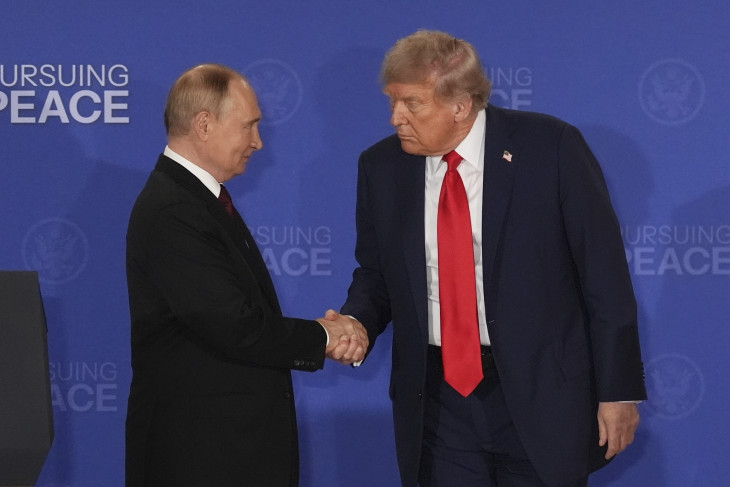 Putyin és Trump kézfogása a tárgyalás utáni sajtótájékoztató végén 