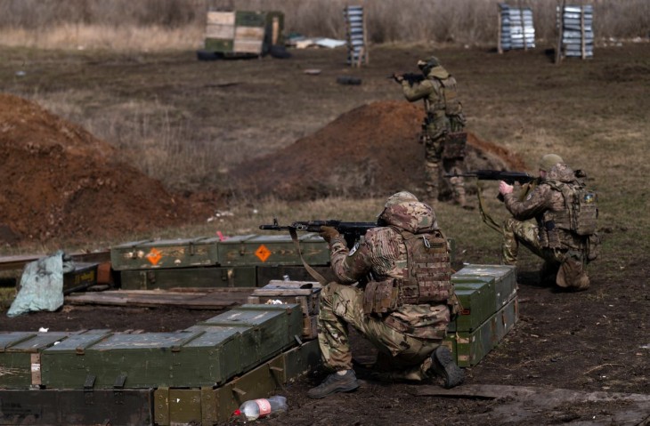 A 72. ukrán gépesített dandár katonái gyakorlatoznak a kelet-ukrajnai donyecki régióban húzódó front közelében 2024. március 18-án, az Ukrajna elleni orosz háború alatt