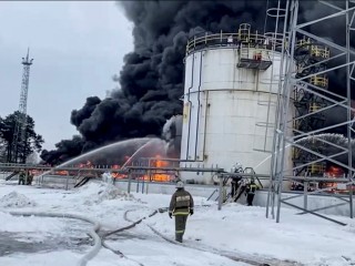  Orosz tűzoltók oltják a tüzet egy olajtárolónál  egy dróntámadás után a nyugat-oroszországi Brjanszk közelében 2024. január 19-én. Fotó: EPA/RUSSIAN EMERGENCIES MINISTRY HANDOUT