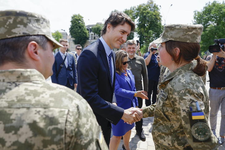 Justin Trudeau kanadai miniszterelnök kezet fog egy ukrán katonával tavalyi kijevi látogatása idején - nem maradnak kívülállók?