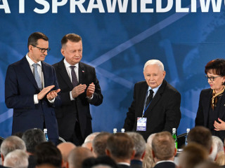 Przysucha, 2024. október 12. Jaroslaw Kaczynski, az ellenzéki Jog és Igazságosság párt elnöke (j2), valamint Mateusz Morawiecki (b), Mariusz Blaszczak (b2) alelnökök és Elzbieta Witek parlamenti képviselő (j) a párt kongresszusán Przysuchában 2024. október 12-én. 