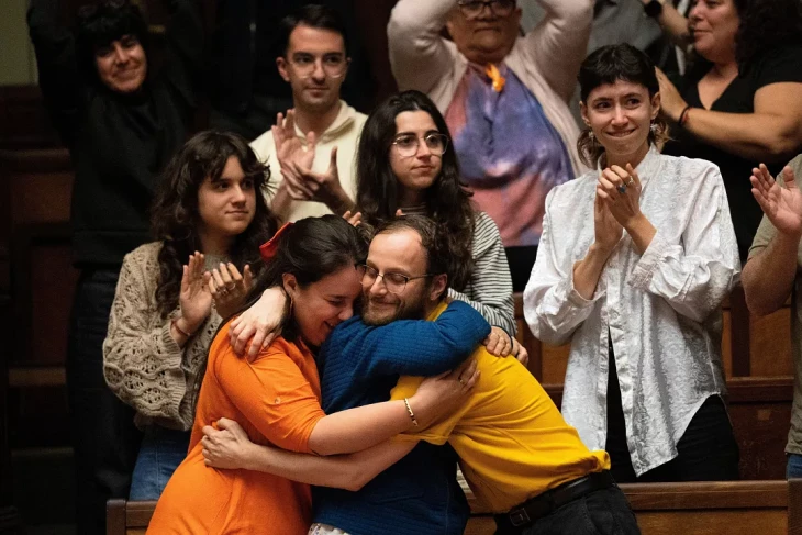 Emberek ünnepelnek, miután az uruguayi szenátus elfogadta az eutanáziát dekriminalizáló törvényt Montevideóban