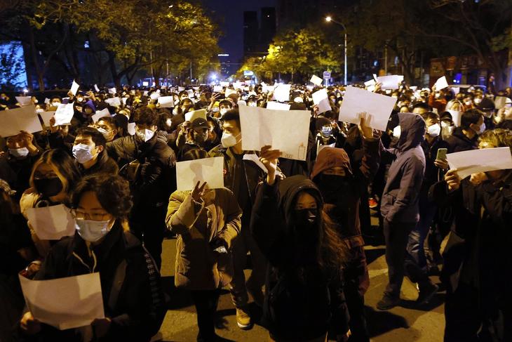 Tüntetés a Covid-korlátozások ellen Pekingben 2022. november 27-én. Fotó: EPA/MARK R. CRISTINO
