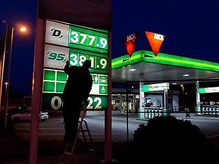Hiába ment mentek fel az árak, nem csökken a benzin adója