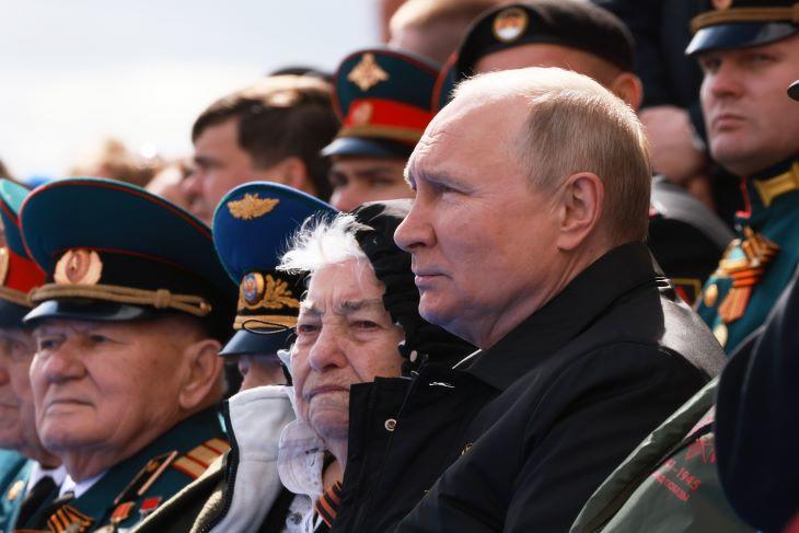 Putyin a veteránok körében. Fotó: MTI/EPA