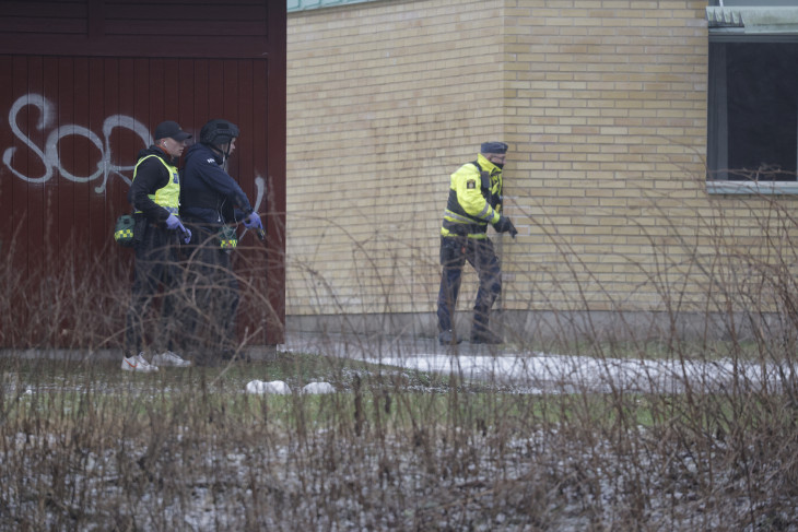 Rendőrök a svédországi Örebro egyik felnőttoktatási központjánál elkövetett fegyveres támadást követően 2025. február 4-én - a 11 halott között a lövöldöző is ott van