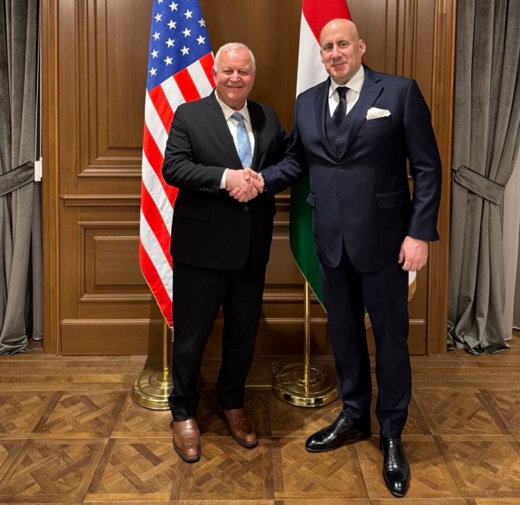 Kam Ghaffarian, az Axiom Space Inc. alapítója és Jászai Gellért, a 4iG Nyrt. elnöke
